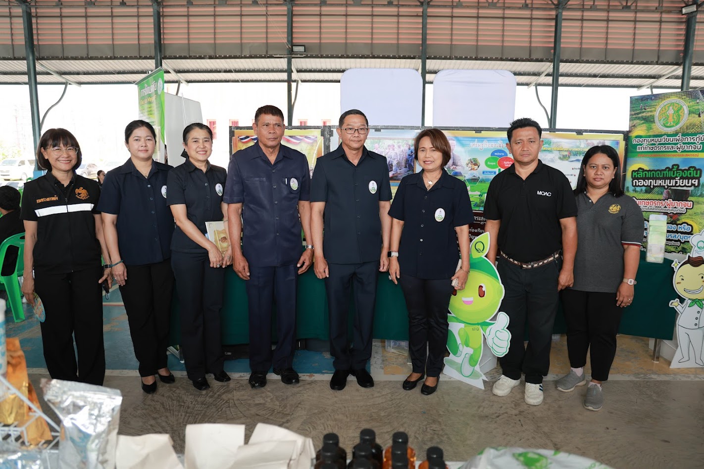 title - เจ้าหน้าที่ ส.ป.ก.เพชรบุรี ร่วมพิธีเปิดและให้บริการโครงการคลินิกเกษตรเคลื่อนที่ในพระราชานุเคราะห์ สมเด็จพระบรมโอรสาธิราช ฯ สยามมกุฎราชกุมาร ไตรมาส 2 โดยโครงการดังกล่าวมุ่งเน้นการยกระดับคุณภาพชีวิตและส่งเสริมความเข้มแข็งให้แก่ภาคการเกษตรในพื้นที่อำเภอชะอำ และพื้นที่ใกล้เคียง